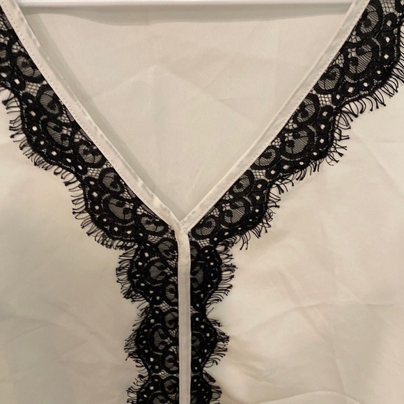 Sleeveless white blouse with black lace detail - Picture 2 of 4